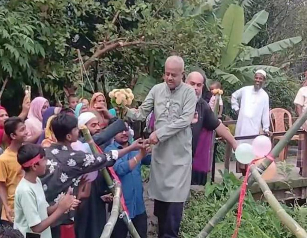 বরিশালে ফিতা কেটে বাঁশের সাঁকোর উদ্বোধন